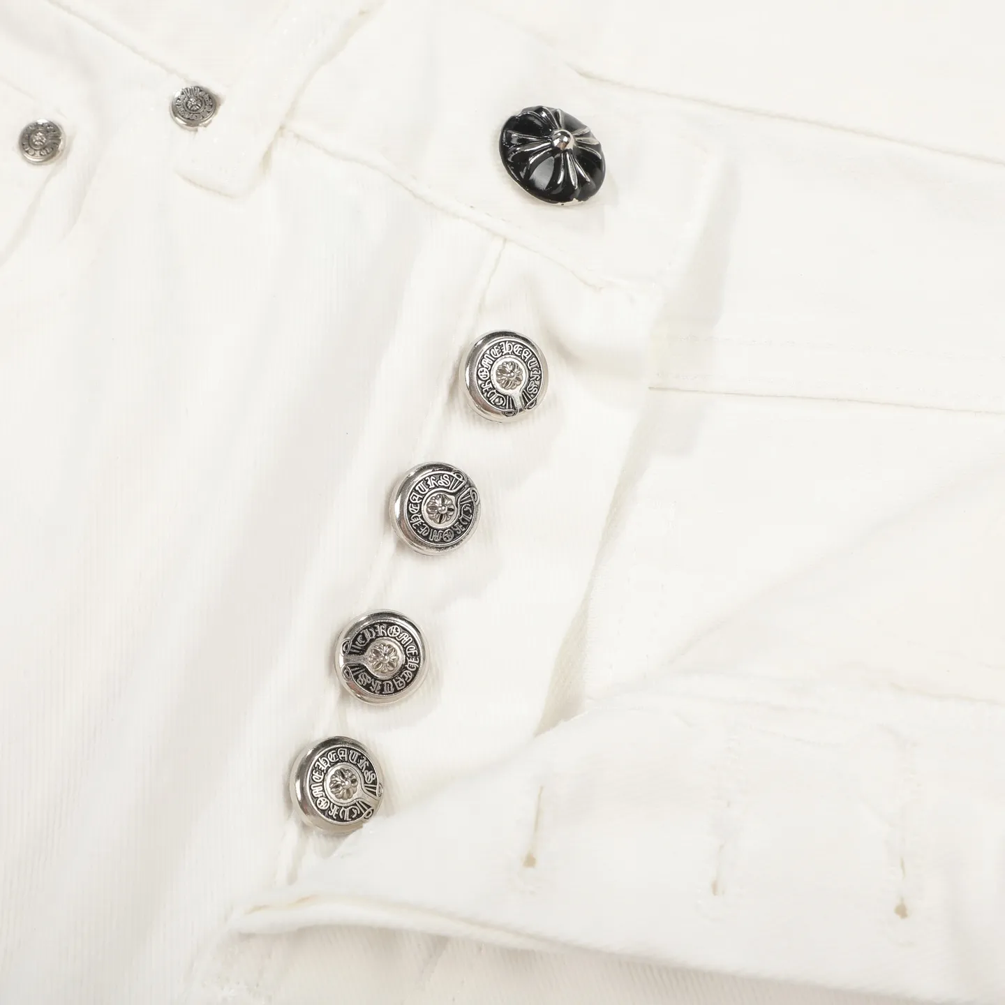 P250 Chrome Hearts CH Miami white and green limited edition cross patch leather jeans. Original purchased and printed. Really restores the ultimate texture of Vintage. Special Italian cowhide print and cut. Customized sheepskin three-layer thick line leather. The whole body is spliced in heavy water washing process. Craftsmen hand-splash ink. You can see the details. Three-dimensional cutting version. Loose and comfortable. Not picky on the figure. Makes you taller and slimmer. Factory Seiko. Original quality control. Same style for men and women. Can be matched with couples. Versatile recommendation. Necessary jeans for all seasons Color: white and green Size: S-XL (corresponding to 28-34)